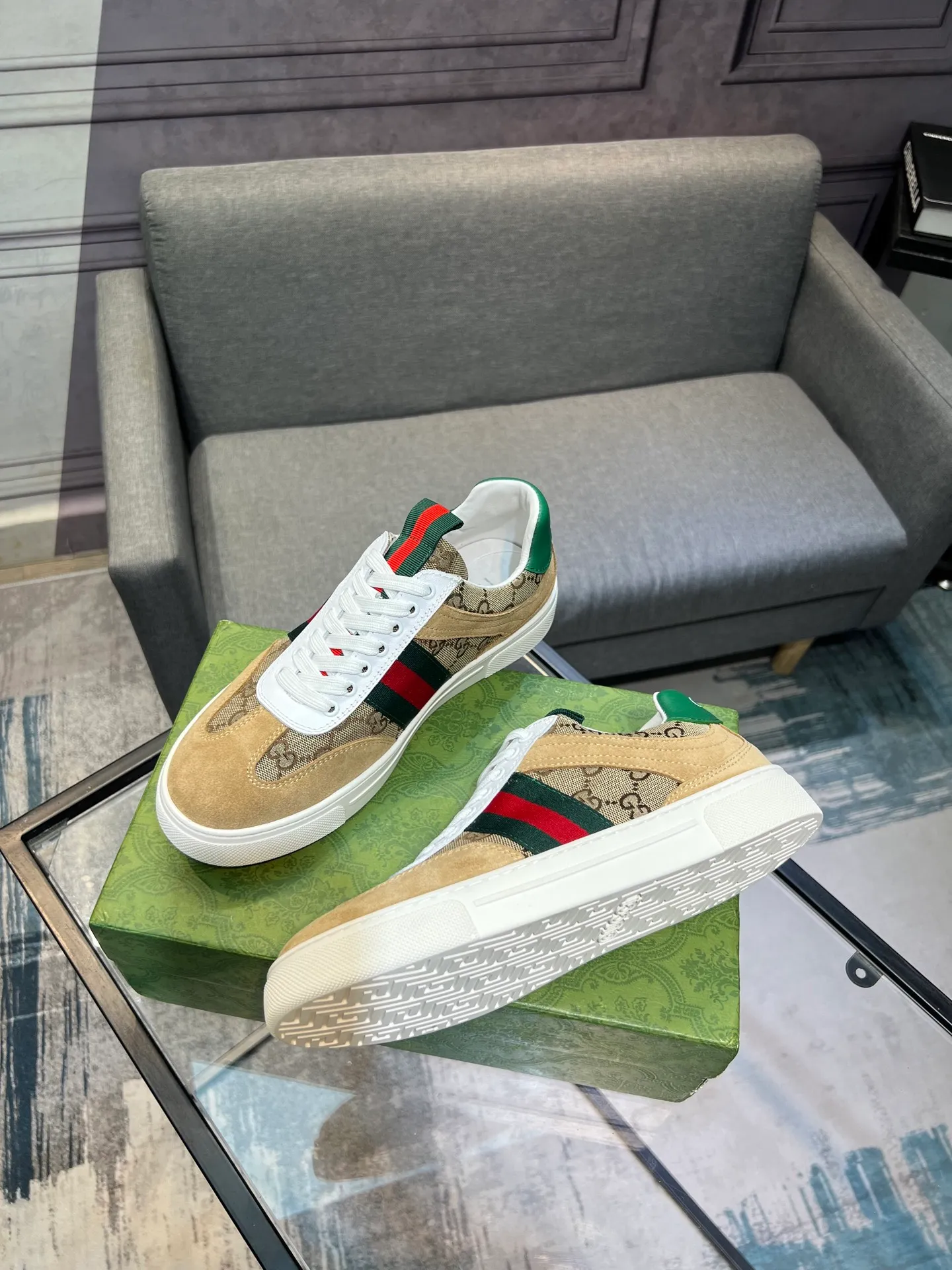 Men's Men's Shoes 💰440 Gucci Gucci's latest trendy shoes and casual shoes are popular in physical stores, new spring and summer comfortable imported custom original cowhide, unique jacquard fabric element design. With sheepskin lining, original bottom, 💪 details determine quality, you can enter and leave the counter at will, welcome to compare🇮🇹, code number 38-44 (45 customized)